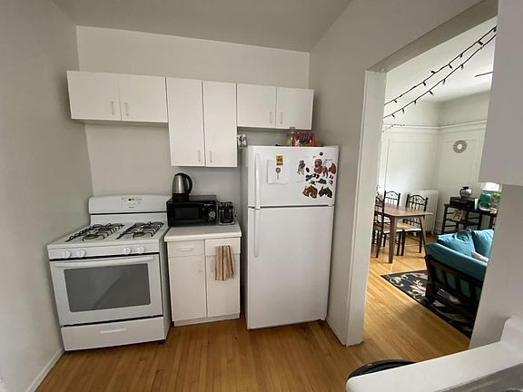 3rd image of 919 W Cornelia Ave APT 2B