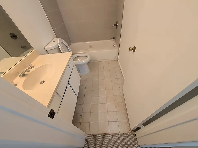 415 Montana Ave — Photo 23