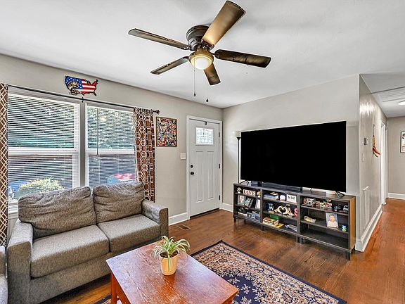 3rd image of 211 Maple Dr