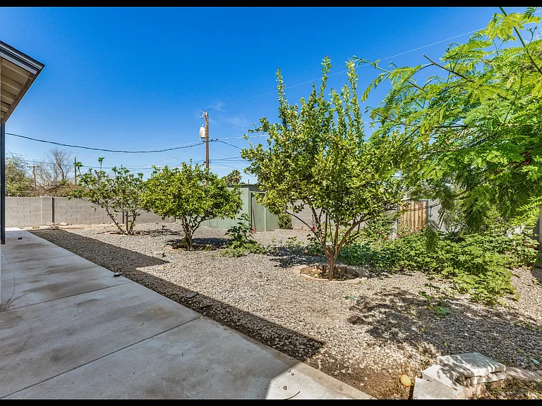 210 W Sunland Ave — Photo 10