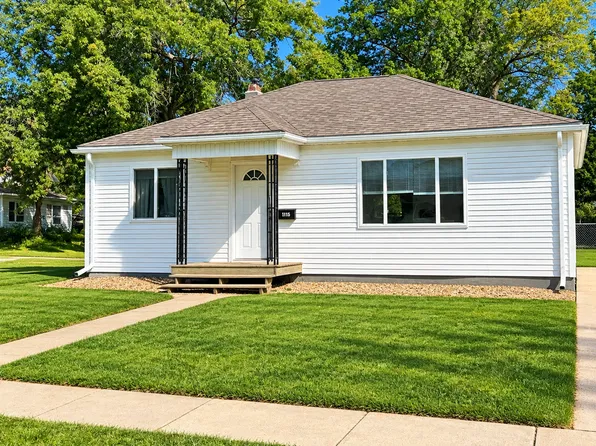 1115 W 20th St, Cedar Falls, IA 50613