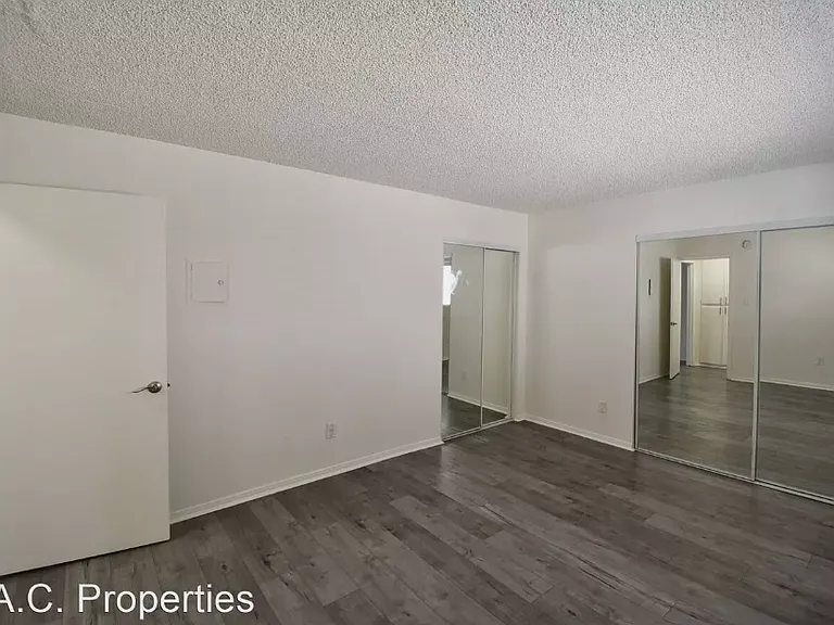 13019 Oxnard St — Photo 6