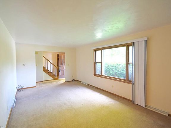 2nd image of 521 Oakridge Dr
