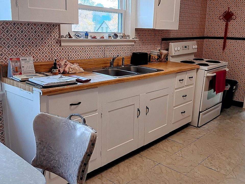 2nd image of 135 Pine St #2