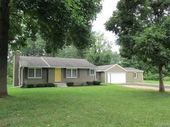 737 S Duck Lake Rd, Milford, MI 48381