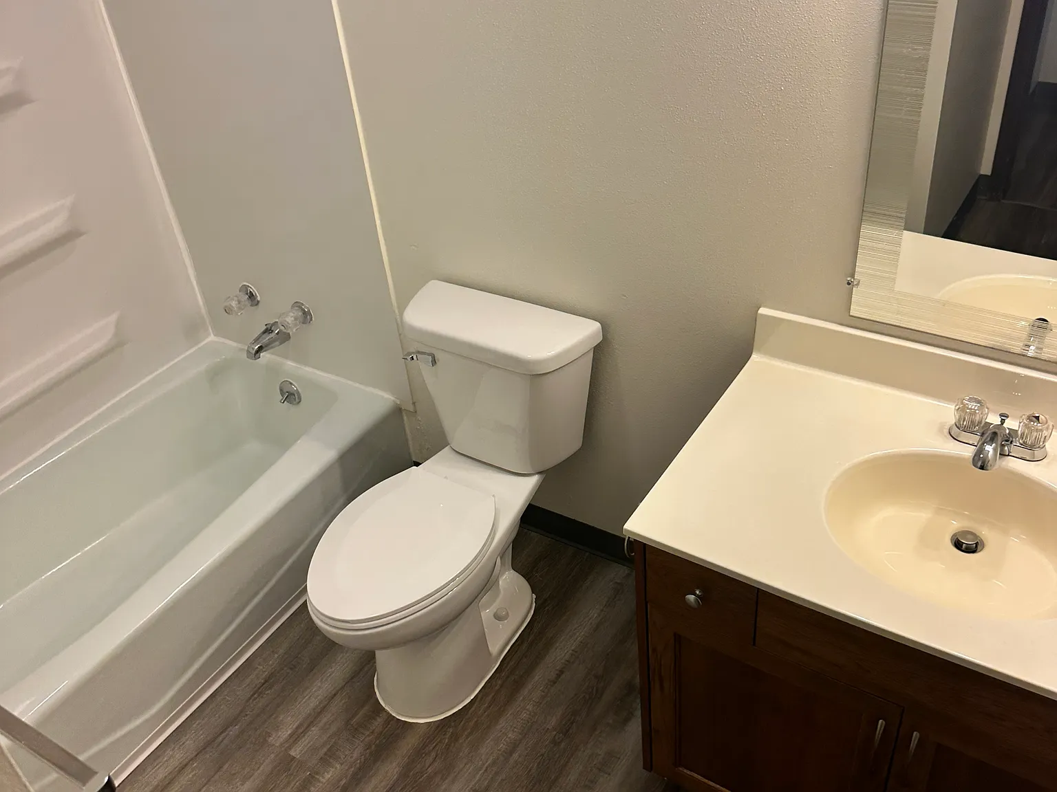 2 bed, 570 sqft, $885 — Photo 2