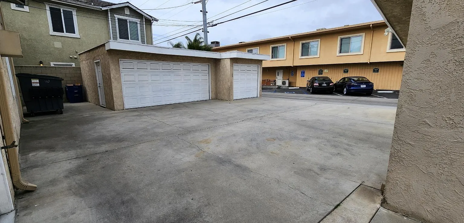 11051 Bloomfield St — Photo 3