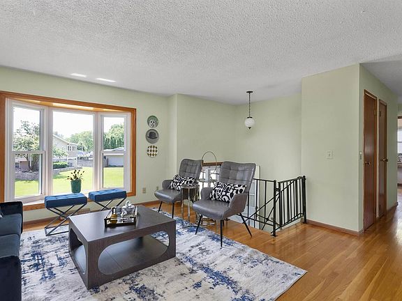3rd image of 2235 Waveland Dr