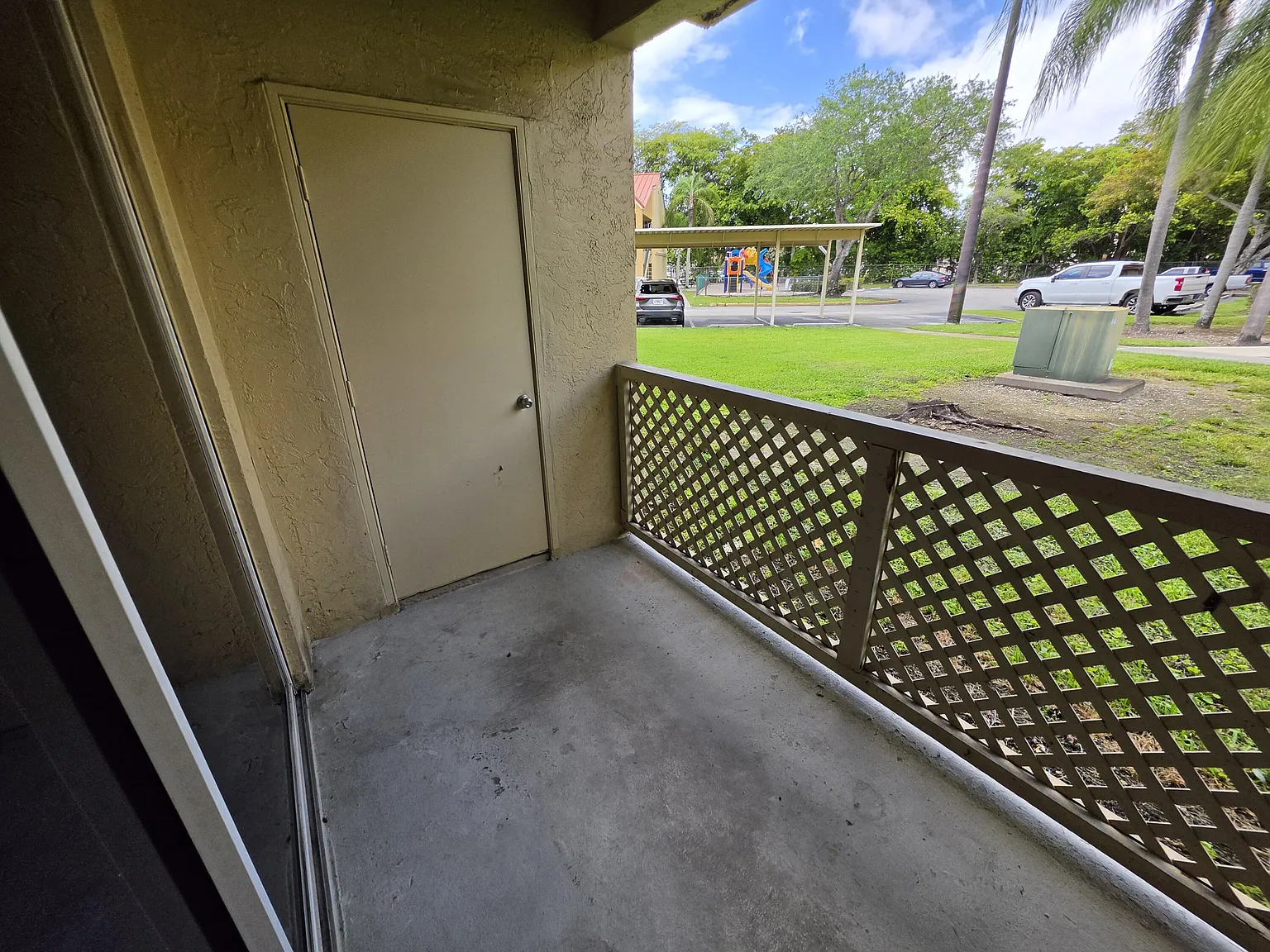 2 bed, 2.0 bath, 1077 sqft, $2,200 — Photo 2
