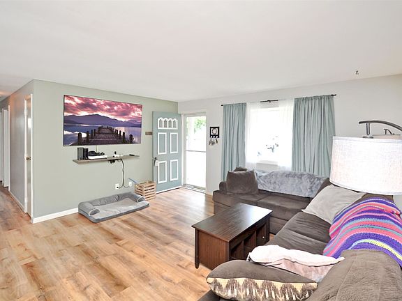 4th image of 218 Surrey Ln
