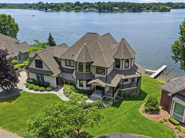 997 Thompson Shore Dr, Howell, MI 48843