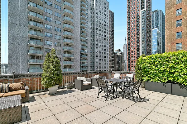 305 East 40th Street #19CD in Murray Hill, Manhattan