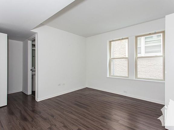 3rd image of 914 W Carmen Ave