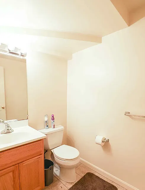 5 bed, 2.5 bath, 9999 sqft, $5,000 — Photo 3