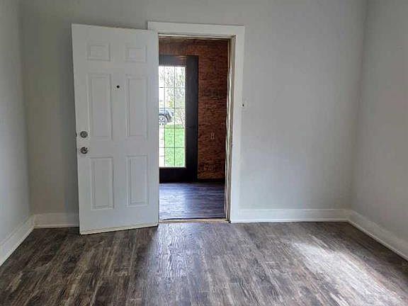 4th image of 206 N 1st Ave E
