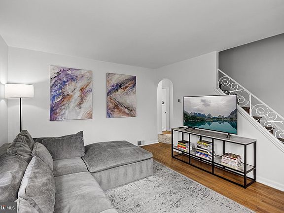 5th image of 1302 W High St