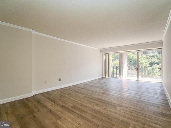 5th image of 1300 Army Navy Dr APT 315
