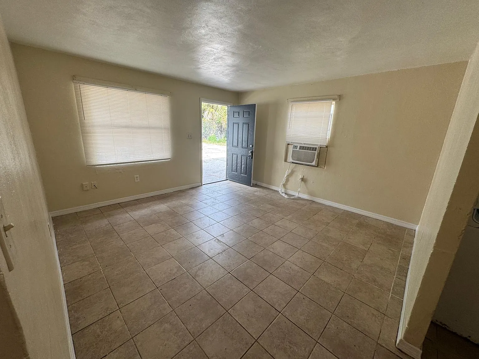 2 bed, 702 sqft, $1,250 — Photo 3