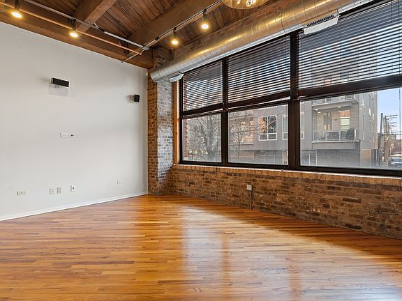 3rd image of 1040 W Adams St Unit 122