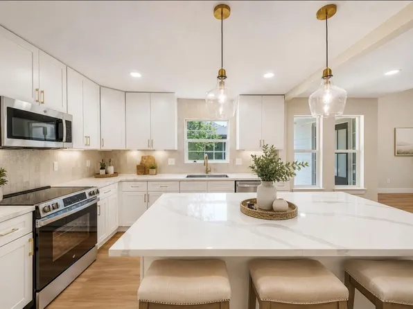 717 Clayton St, Tomball, TX 77375