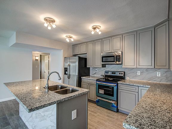 4th image of 528 E Manhatton Dr