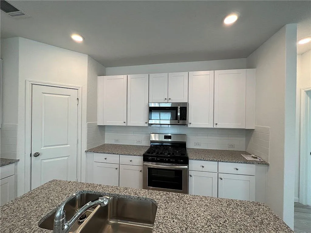 4 bed, 3.0 bath, 1910 sqft, $1,899 — Photo 3