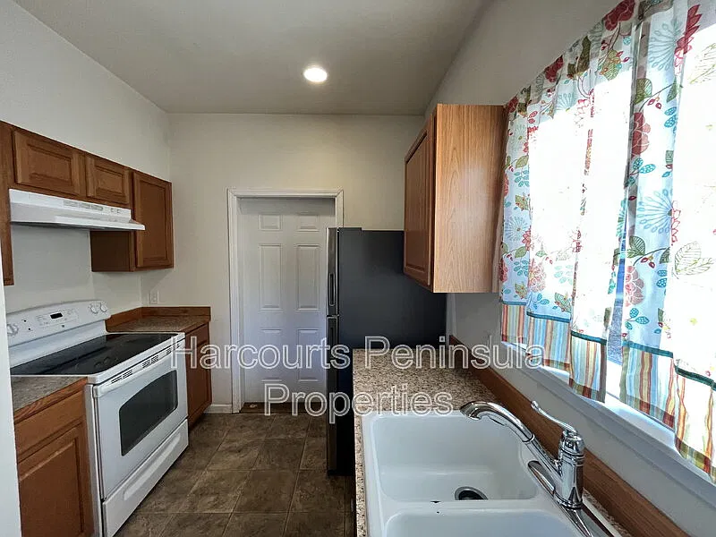 3 bed, 2.0 bath, 1206 sqft, $2,400 — Photo 4
