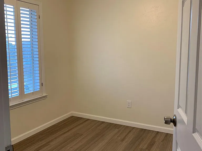 2211 Montclair Dr — Photo 17
