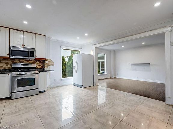 5th image of 13 Holmstead Ct