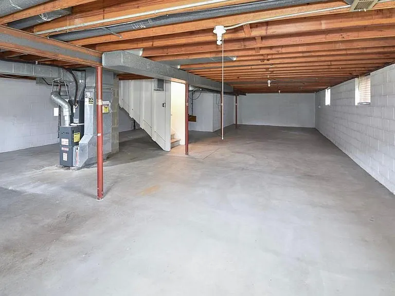 2633 S Green Rd — Photo 13
