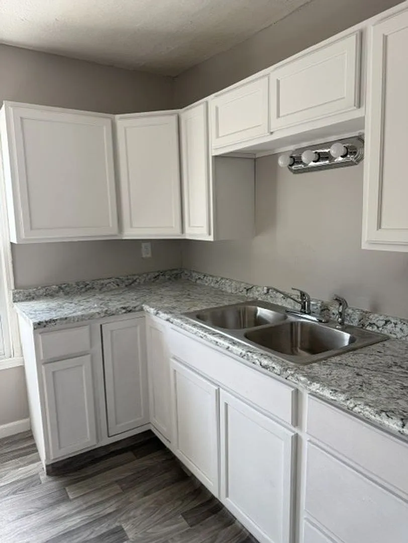 122 W 27th St, UP — Photo 3