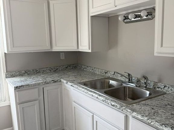 3rd image of 122 W 27th St