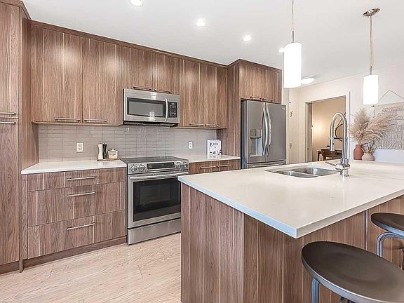 5th image of 317 N 22nd Ave SW #302