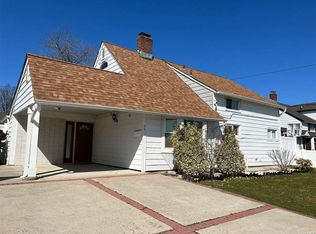 30 Arch Ln, Hicksville, NY 11801