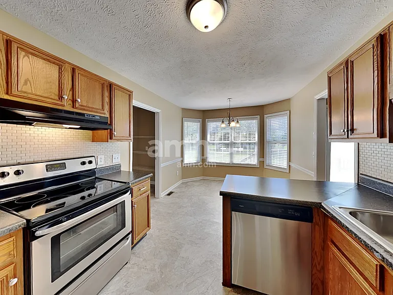 115 Crenshaw Dr — Photo 4