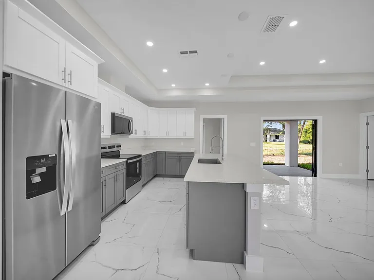 636 Ladd St — Photo 3