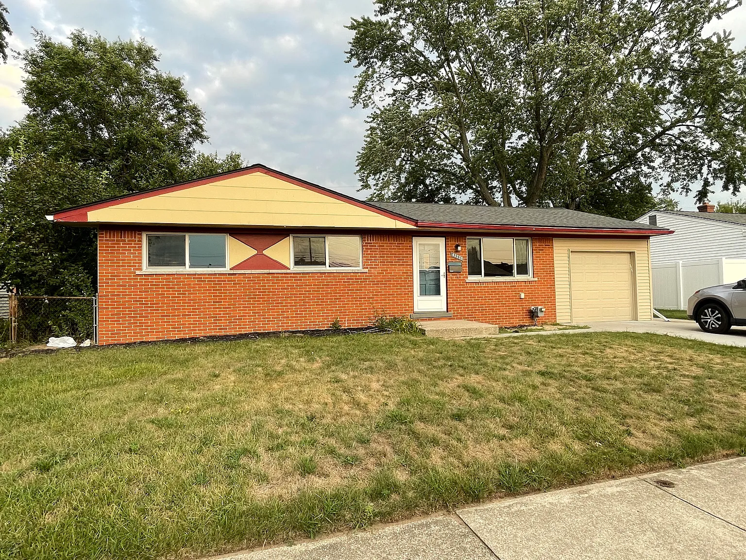3 bed, 912 sqft, $2,200 — Photo 2