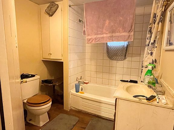3rd image of 626 W North St