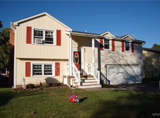 20 Park Lane Cir, Lockport, NY 14094