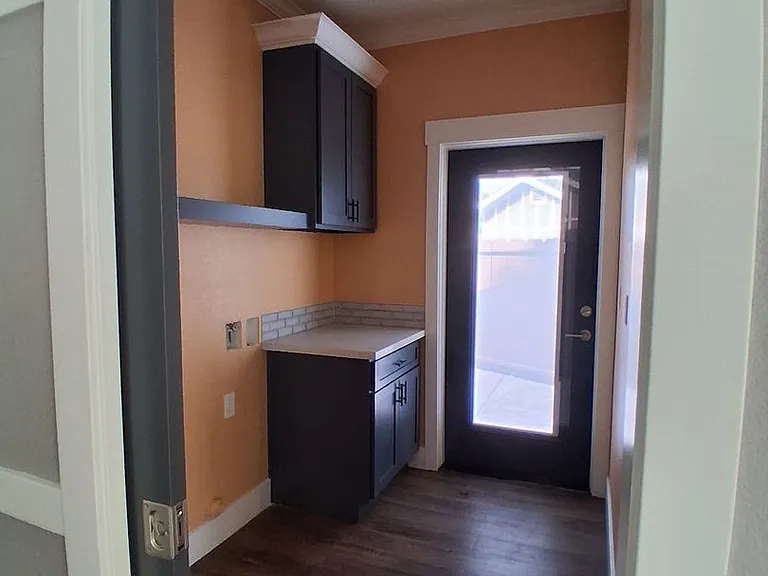 2112 Eicher Ave — Photo 7