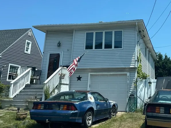 109 Buena Vista Blvd, Lindenhurst, NY 11757