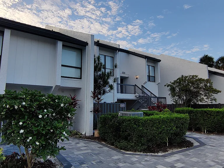 2400 Bridgewood Dr #TOWNHOUSE — Photo 4