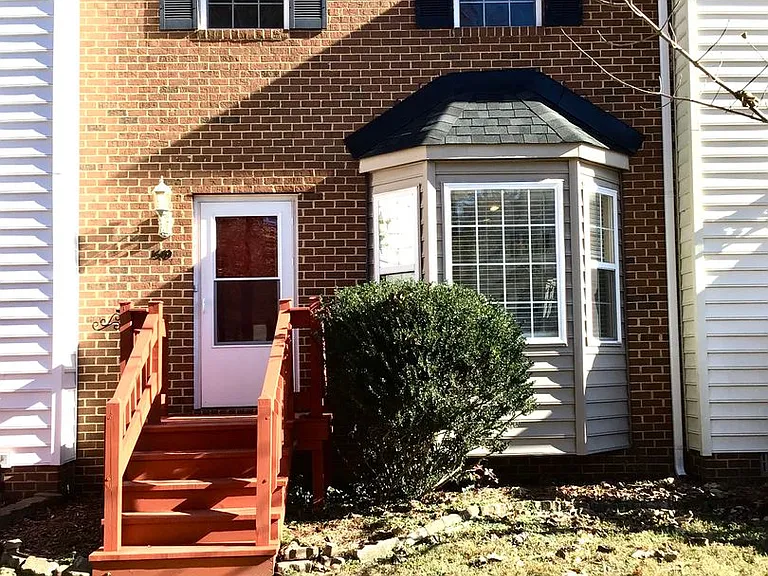 1660 Skiffes Creek Cir — Photo 1