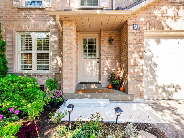 2272 Mowat Ave #9, Oakville, ON L6H 5L8