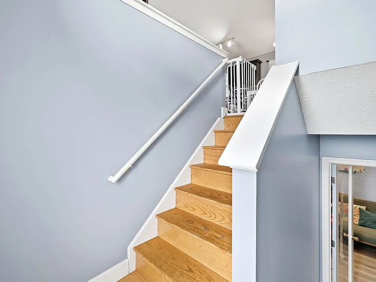 209 Greenwood Rd — Photo 2