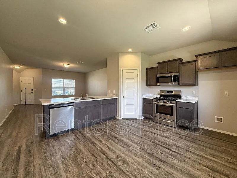4 bed, 2.0 bath, 1631 sqft, $1,795 — Photo 3