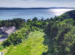 8 Gorham Ct, Beulah, MI 49617