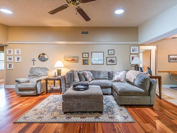 3rd image of 1727 Shady Leaf Dr