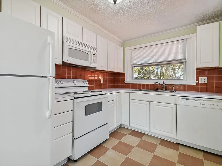 208 Union St — Photo 12