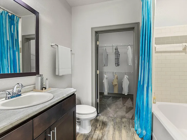 Lux at Sorrel - Bathroom